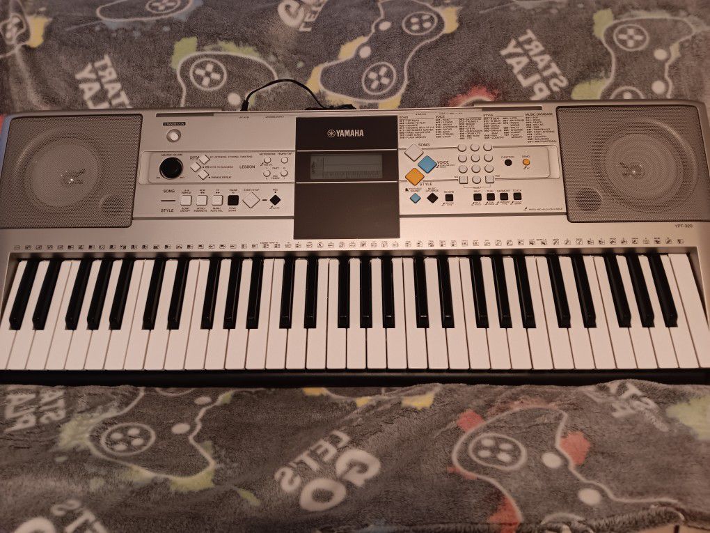 Yamaha YPT - 320 Digital Keyboard Like New 