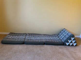 Thai top triangle bed