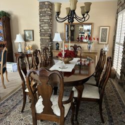 Beautiful Cherry Dining, Set With Eight Chairs And Table Pads.