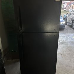 Insignia 18.1cu. ft Top-Freezer Refrigerator 