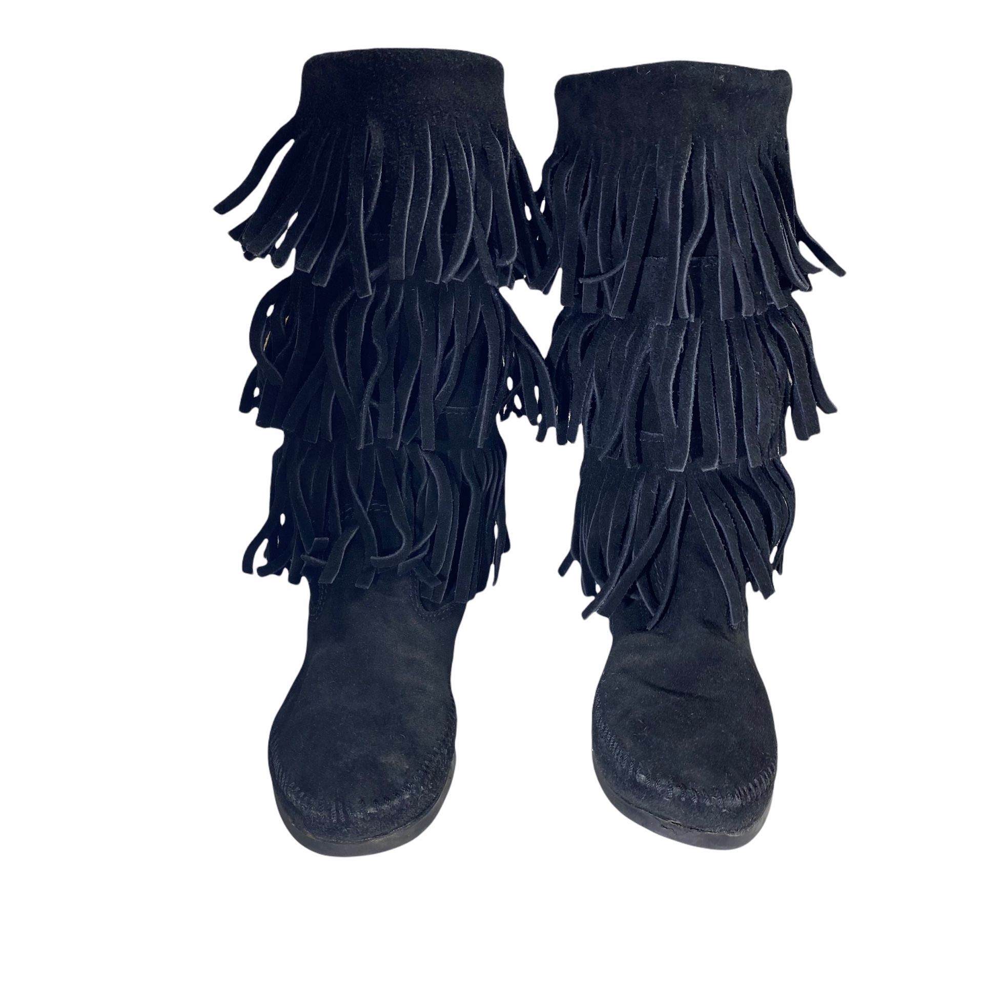 Minnetonka Women's 3-Layer Fringe Boot Black Please note inconsistencies to front (left) toe’s rubber bottom Classic suede like all Minnetonka mocca