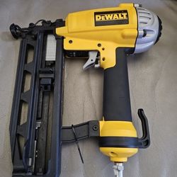 DEWALT 16 GA. FINISH NAILER MODEL: D51257 Used 1