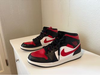 Air Jordan 1 Mid Chicago (Black/Red/White) - Excellent Condition