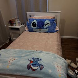 Twin bed with 2 storage drawers