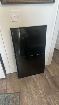 LG TV 43” with attached wall mount