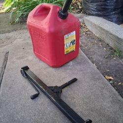 5 GALLON GAS CAN AND CAR JACK $25 PICK UP IN SUN VALLEY 