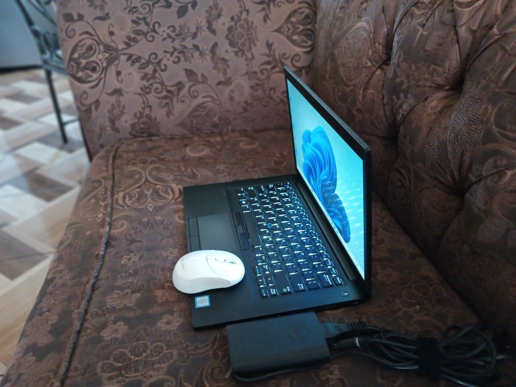 Laptop Dell Latitude 7880-core i5-12gb Ram-128gb HD SSD Solid -Go-od For Stud-ents Bue-na-para Estu-diantes.