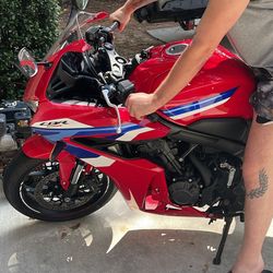2025 Honda CBR650R E-Clutch 237 Miles 
