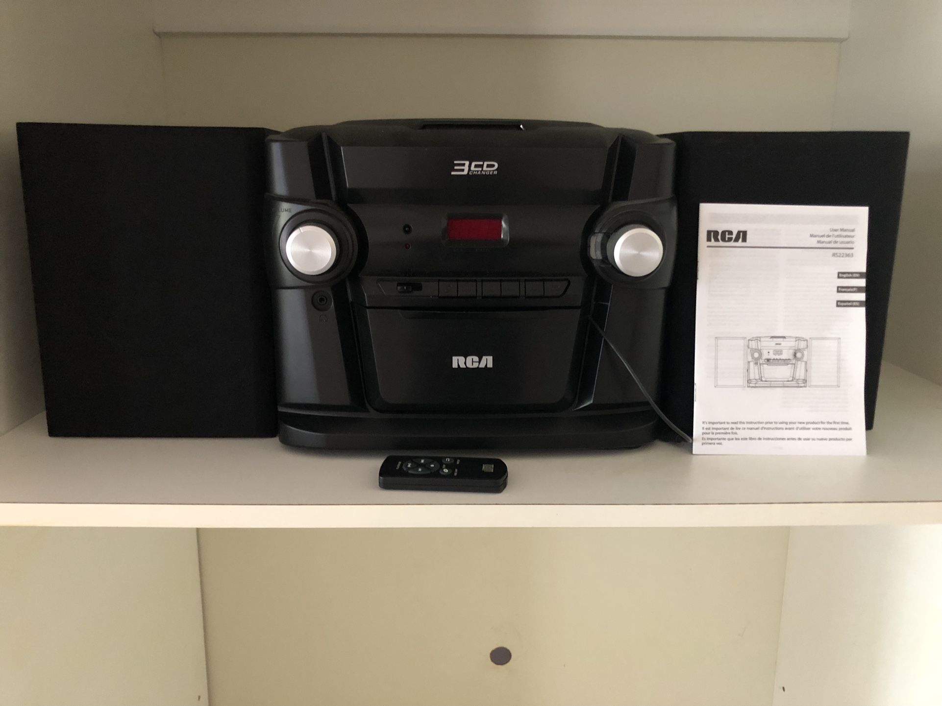 RCA 3 Disc CD Stereo Audio Shelf System with Digital AM / FM Tuner 
