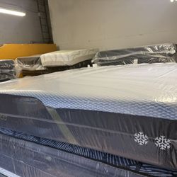 CALIFORNIA KING SERTA COMFORTECO MATTRESS & BOXES BED SET