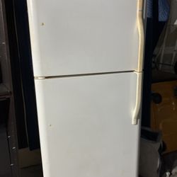 Kenmore Top Freezer fridge (DELIVERY AVAILABLE