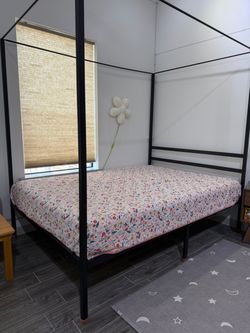 Full size canopy bed