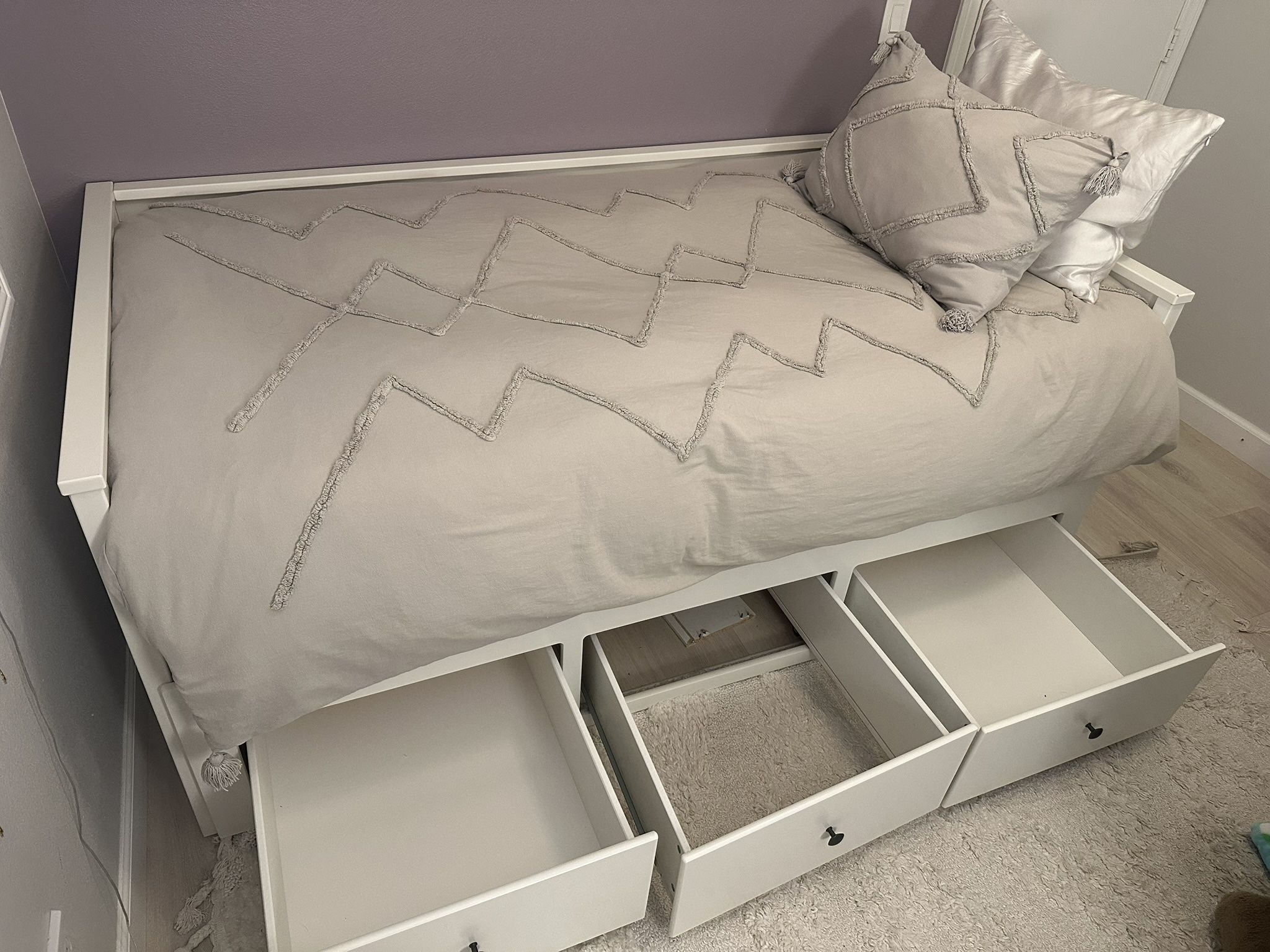 Twin Day Bed With Drawers