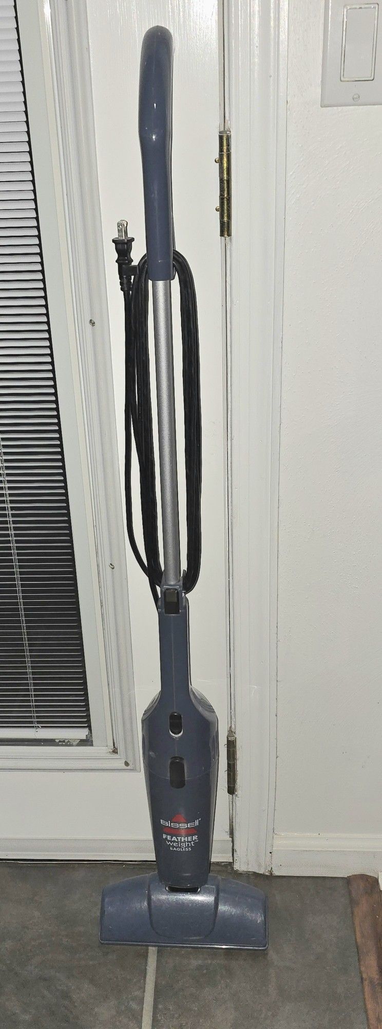 BISSELL 3106-L Featherweight Lightweight Vacuum