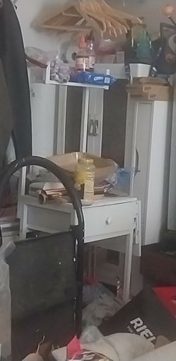 Compact vanity table