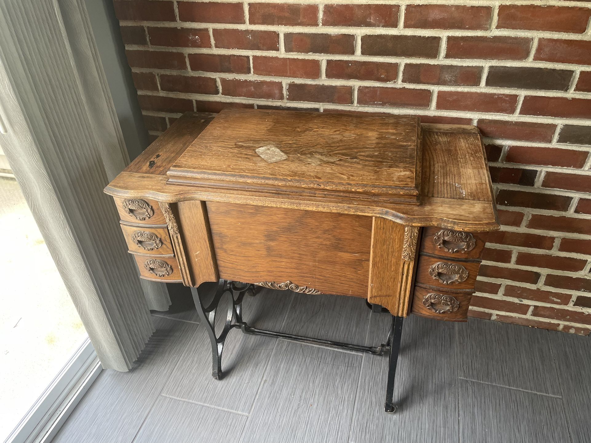 Early 1900’s Singer Sewing Machine In an Oak Cabinet.