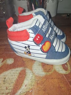 NEWBORN MICKEY MOUSE SHOES FOR BABY , LIKE BRAND NEW VERY CUTE