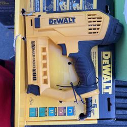 Dewalt 5 In 1 Multi-Tacker And Brad Nailer