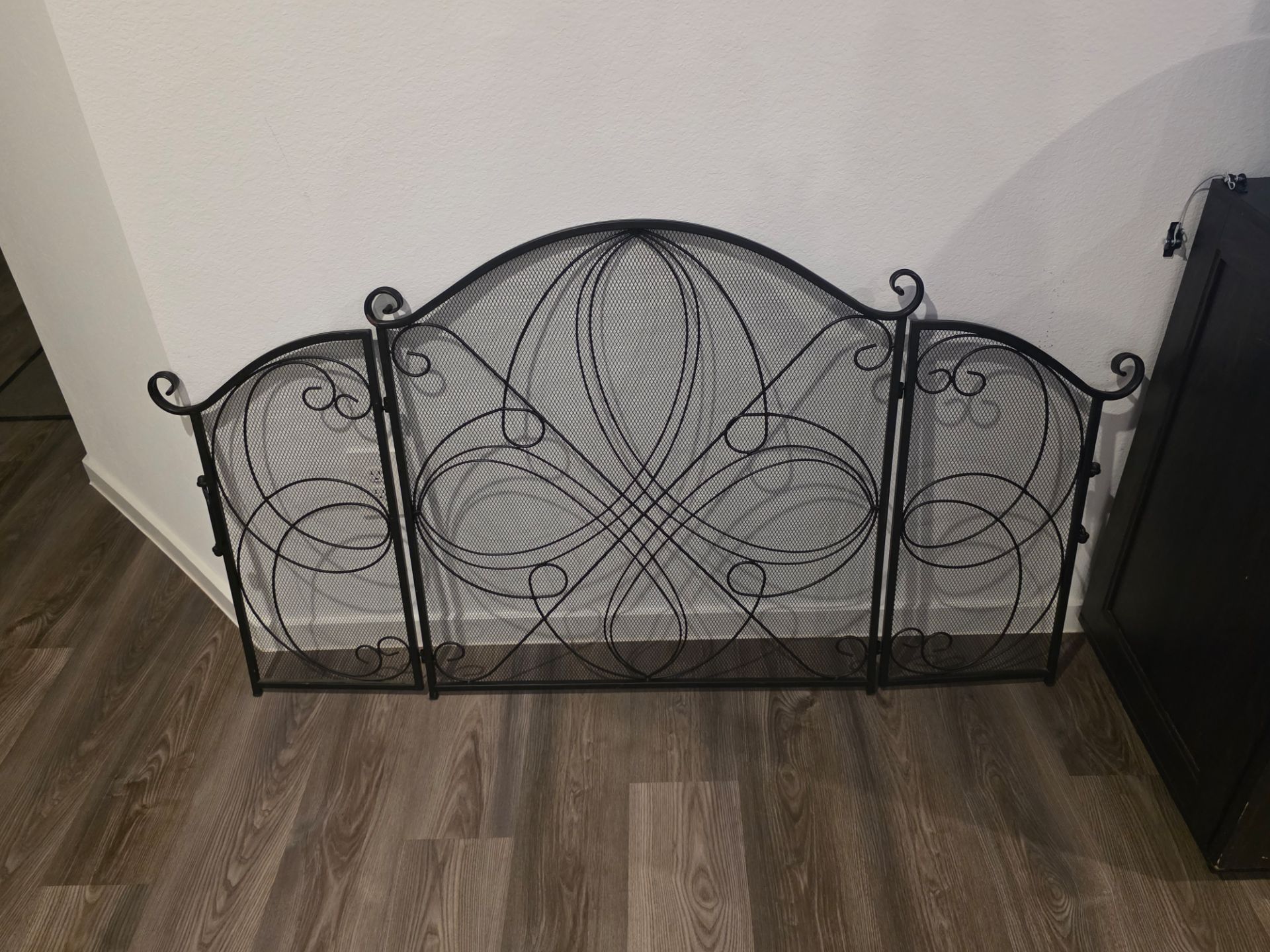 Fireplace safety screen