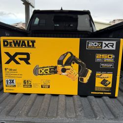 DEWALT 20V MAX XR 8” Pruning Chainsaw Kit – $185 (con batería y cargador)