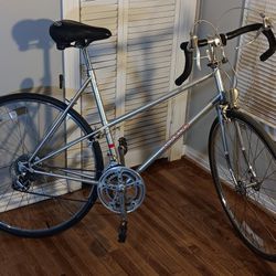 Vintage Schwinn Le Tour
Bike 
Good working condition 
Some parts have rust damage, still rides well
Taller style bike. I think it's from the 80's
Loca