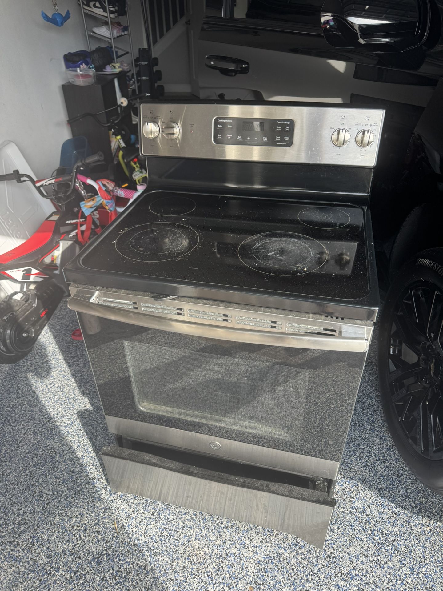GE Electric Oven And Stove. 4 Burners