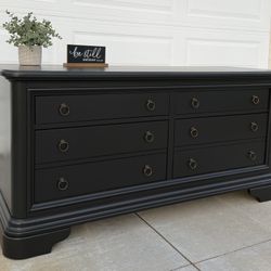 Beautiful Black 4-Drawer Solid Wood Dresser/Tv Stand 