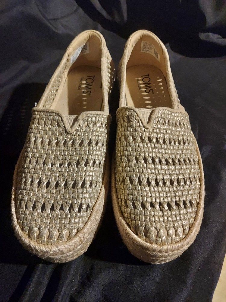 TOMS
Valencia Espadrille in Gold. Size 7. *Like New* Beautiful! ($85-$90 new)
