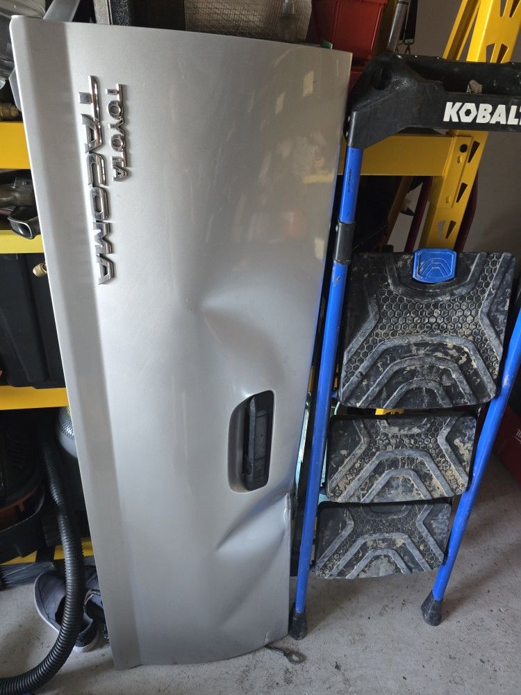 2009 Toyota Tacoma Tailgate Dented