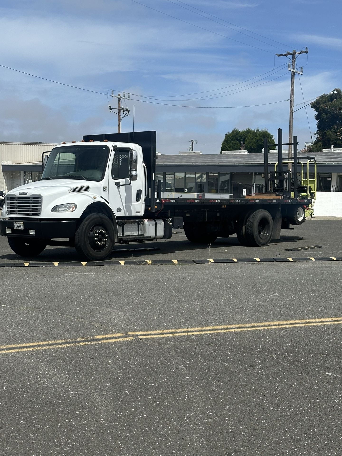 Maneuvers And Load Transportation With Flat Bed & Forklift