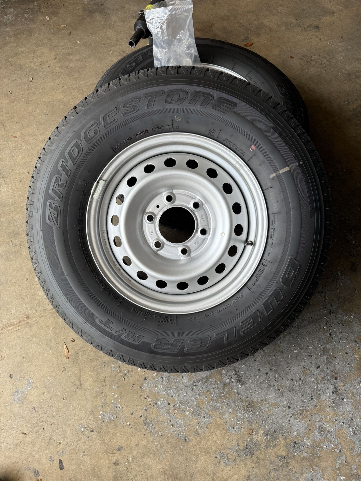 5 Bridgestone Dueler H/T Tires