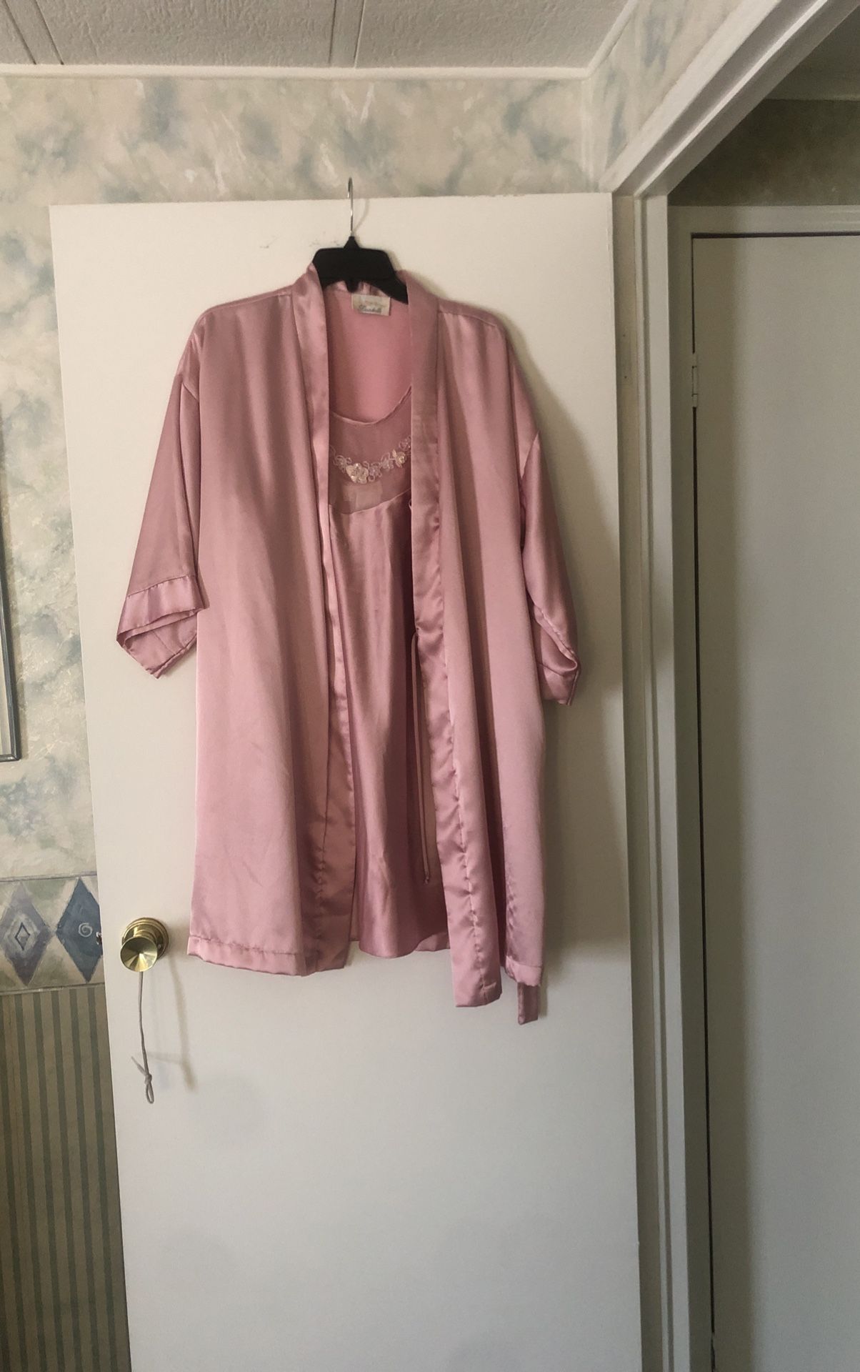 Dentelle, M-L , Gown N Robe, $9.99