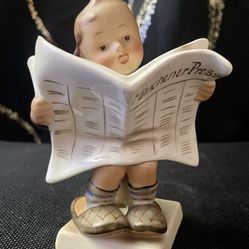 Hummel Figurine ‘LATEST NEWS’, Boy reading Newspaper, TMK2, HUM 184 w (R), 5.5”