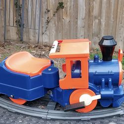 Ride-On TRAIN with tracks (+battery Charger)