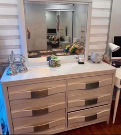 Cómoda  con espejo moderna en perfecto estado
