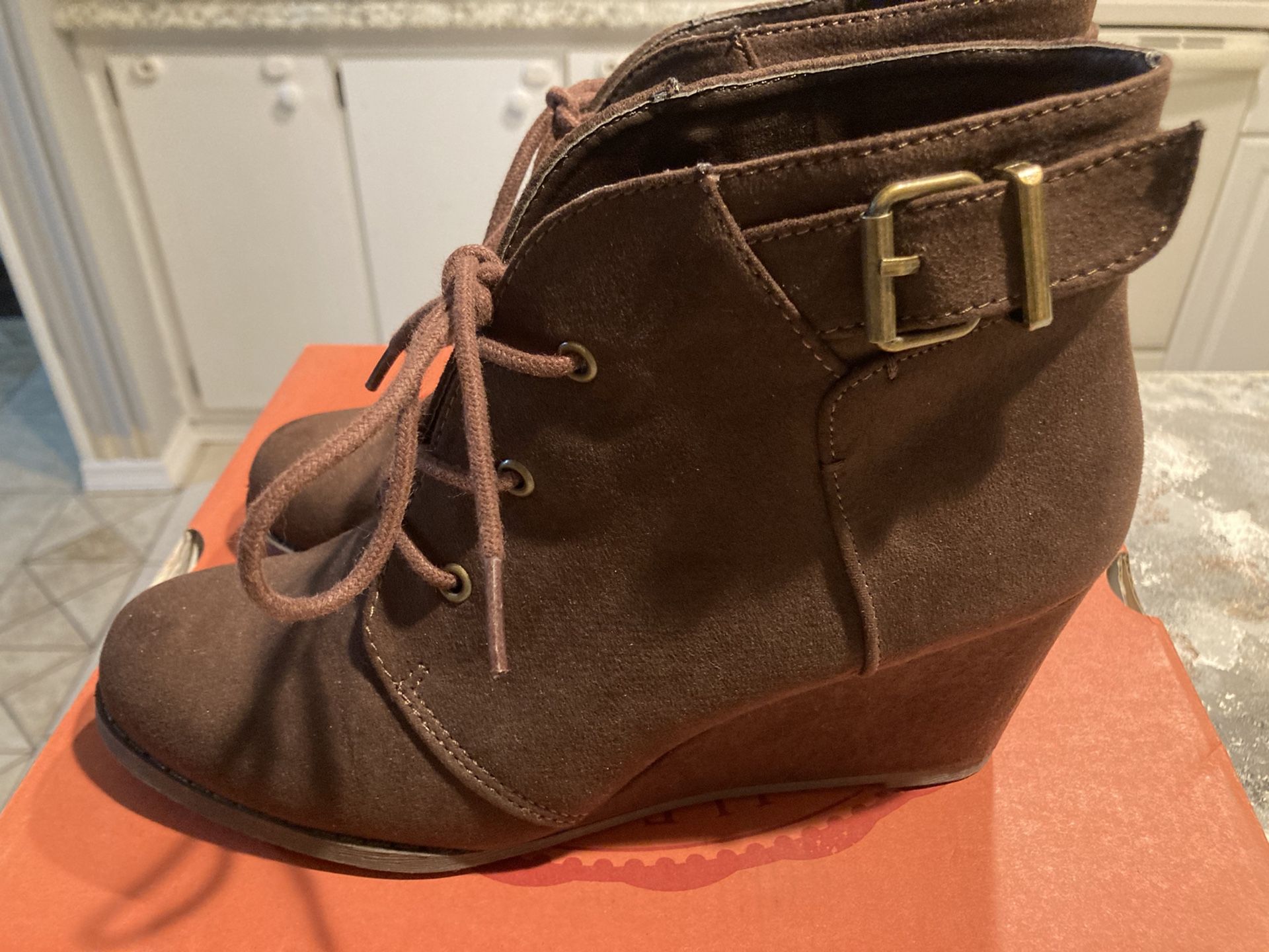 SO Hay Ride Brown Wedge Boot Size 8.5 In box