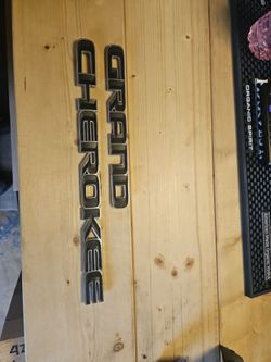2017-2020 JEEP GRAND CHEROKEE SIDE DOOR BLACK EMBLEM LOGO BADGE OEM