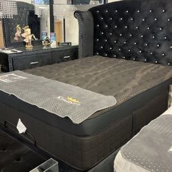 Beautiful Queen Size Bedroom Set 