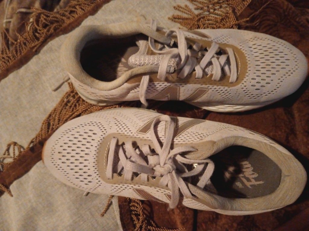 New balance Tennis Shoes For Sale .