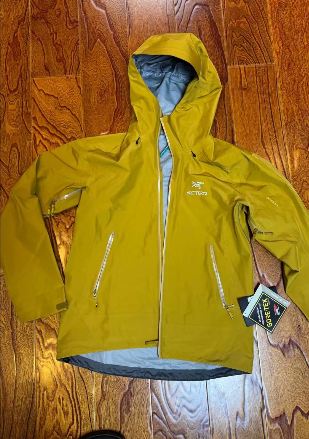 Arc’teryx Arc'teryx Men's Alpha Jacket in Black Sapphire/Edziza Arc'teryx