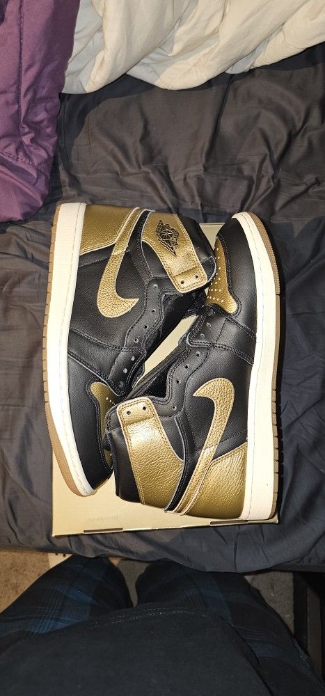 Jordan 1 High OG Black And Gold Toe Size 10.5