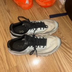White n Black Oncloud Low top sneakers size 9