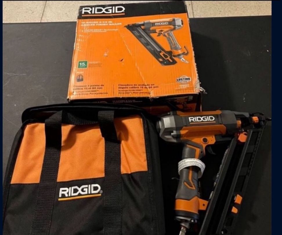 RIDGID Pneumatic 15-Gauge 2-1/2 in. Angled Finish Nailer with CLEAN DRIVE Technology, and Tool Bag