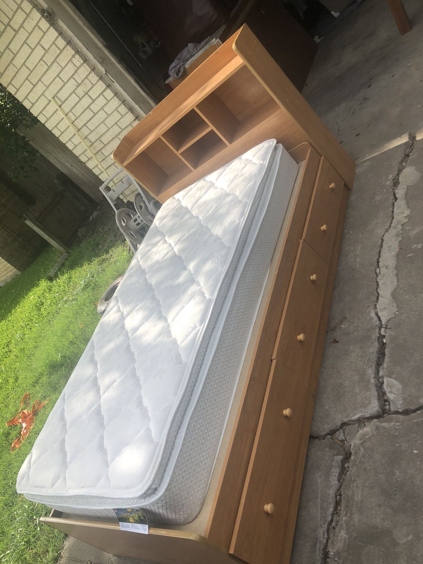 Twin bed with storage drawers