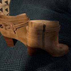 Size 9 Tommy bahama Booties Tan new