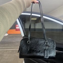 Coach Swing Zip Bag – Limited Re-Edition (Black Crinkle Patent Leather)