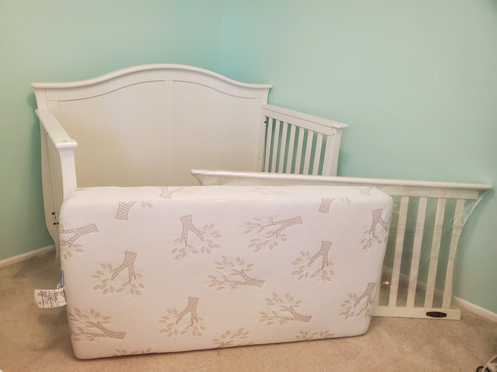 Crib With Toddler Rail And Mattress. 