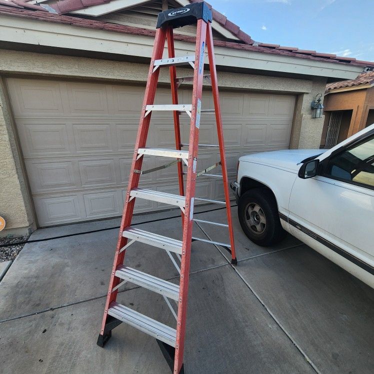 8ft Fiberglass Ladder