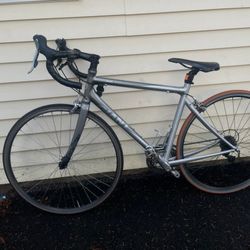 GIANT ROAD BIKE IN GREAT CONDITION 