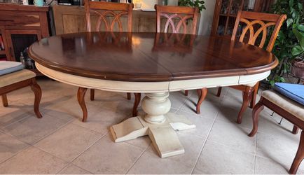 Round Pedestal Dining Table with Leaf
